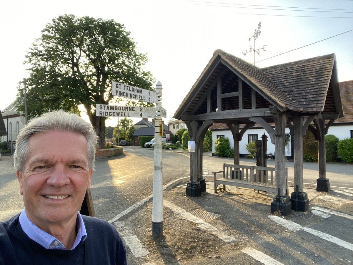 SchwierPeter's tweet photo. Driving back from #Toppesfield & #GreatYeldham Parish Council meetings last night - landowners & residents are responsible to cut back vegetation to ensure that all highway signs are visible . Safety is paramount. #Essex https://t.co/BekxIkcTVv
