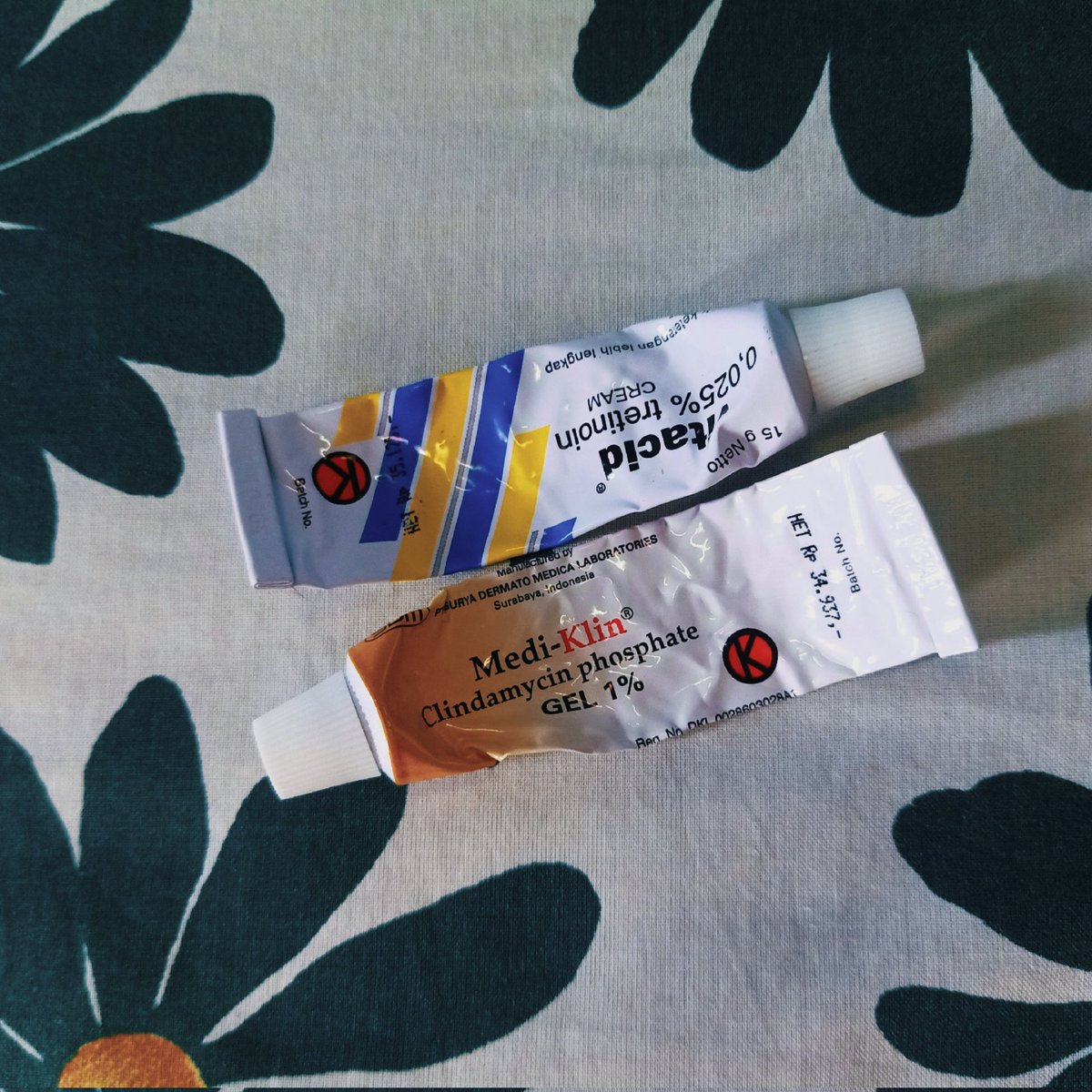 colocasiaz's tweet photo. Salep Vitacid + Mediklin ♾️/10⭐
✅Tekstur cream warna putih(Vitacid)
✅Tekstur gel keruh(Mediklin)
⛔Purging 1/2 bulanan tp puas sama hasilnya, akhirnya kulitku sembuh🥹
Janlup konsul dulu ya gais kalo mau pake salep”an gini
🖇️https://t.co/uJnXIoRABE
🖇️ https://t.co/RjwSM0qxVy https://t.co/jqx9PAdP2W