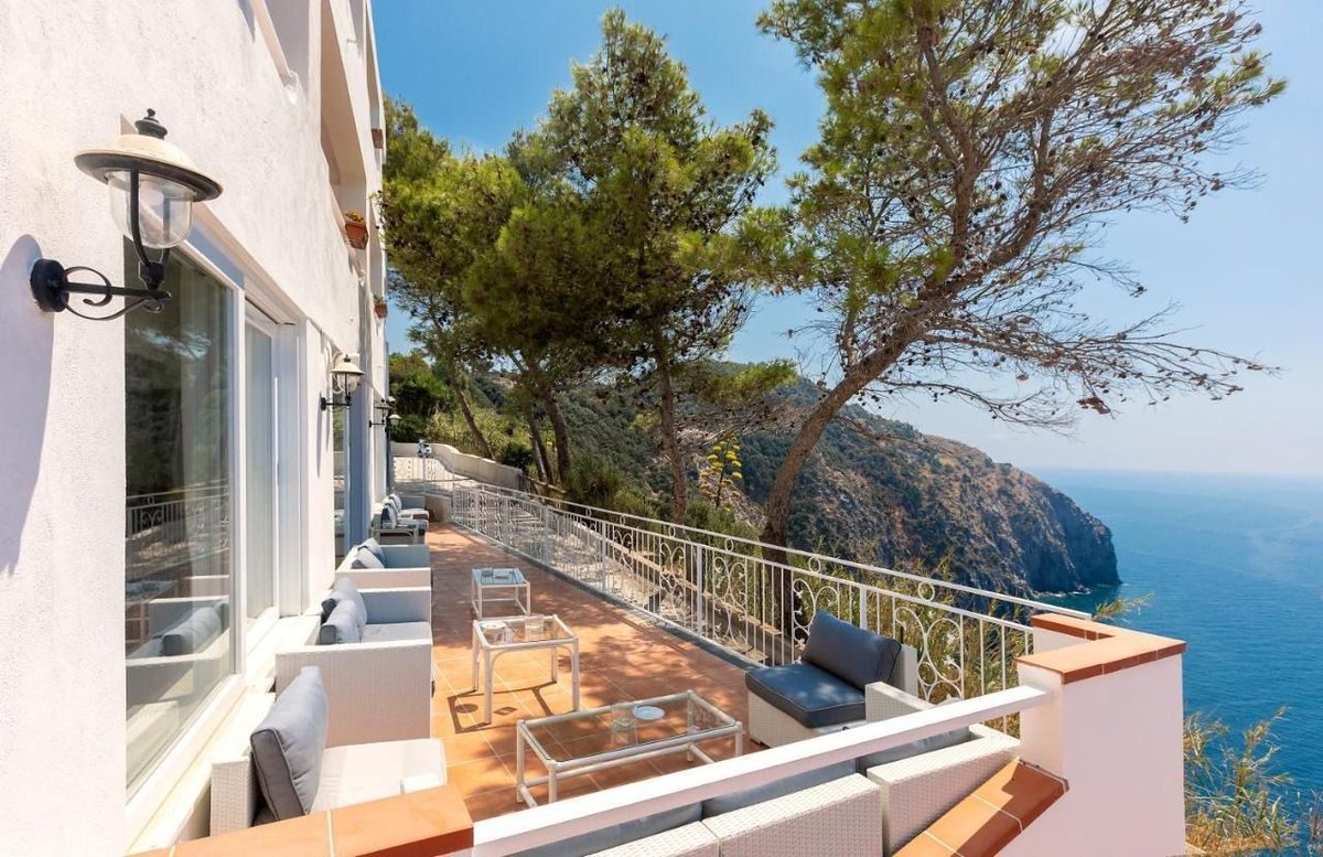 travelscoop_uk's tweet photo. Lovely #Ischia - pretty #Italy #islandescape 👉 https://t.co/VHn0ZXRDmH

🇮🇹🍋 Stunning #clifftophotel with #seaview pool &amp; #bayviews 🌅 Beach shuttle ⛱ Close to town 🍕 5 out of 5 online👌 #travelscoop #traveldeals #hoteldeals #italia #summerholiday #summer2024 #campania #wow https://t.co/2ZgGgodpx5