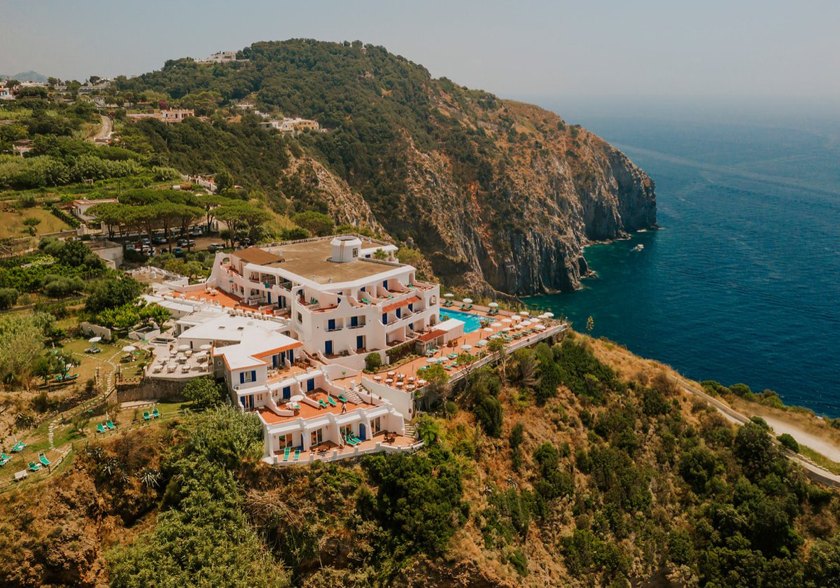 travelscoop_uk's tweet photo. Lovely #Ischia - pretty #Italy #islandescape 👉 https://t.co/VHn0ZXRDmH

🇮🇹🍋 Stunning #clifftophotel with #seaview pool &amp; #bayviews 🌅 Beach shuttle ⛱ Close to town 🍕 5 out of 5 online👌 #travelscoop #traveldeals #hoteldeals #italia #summerholiday #summer2024 #campania #wow https://t.co/2ZgGgodpx5