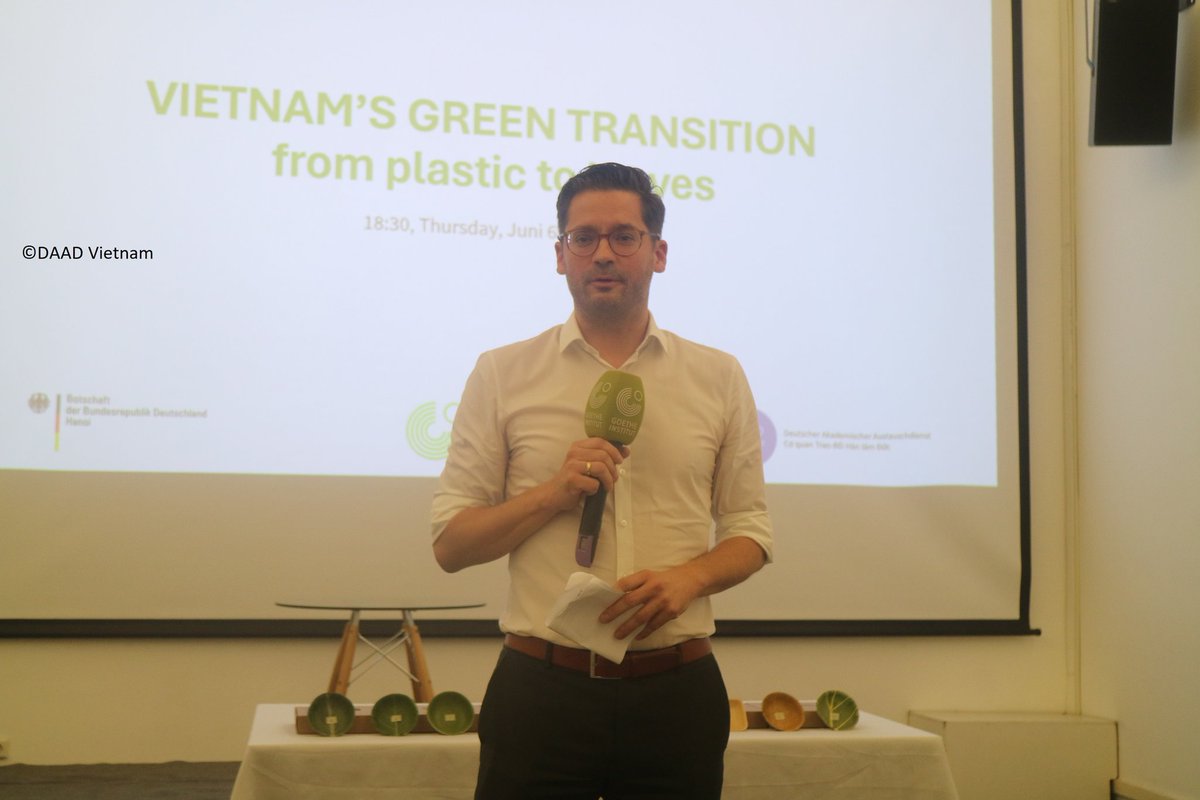 GermanyinHanoi's tweet photo. Last night, the DAAD &amp; Goethe-Institut &amp; German Embassy Hanoi, hosted a 🇩🇪🇻🇳🗣️Alumni Talk on "🇻🇳Vietnam's Green Transition - From Plastic🥤to Leaves🍃”. The event offered valuable insights into 🇻🇳's green transformation &amp; ended with a fun quiz on different plant species. https://t.co/JmDDKfsrjG