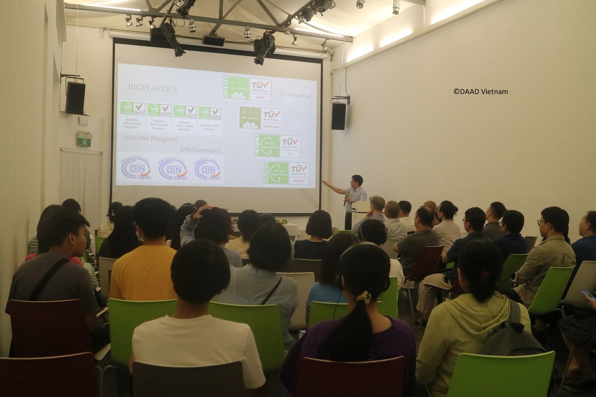 GermanyinHanoi's tweet photo. Last night, the DAAD &amp; Goethe-Institut &amp; German Embassy Hanoi, hosted a 🇩🇪🇻🇳🗣️Alumni Talk on "🇻🇳Vietnam's Green Transition - From Plastic🥤to Leaves🍃”. The event offered valuable insights into 🇻🇳's green transformation &amp; ended with a fun quiz on different plant species. https://t.co/JmDDKfsrjG
