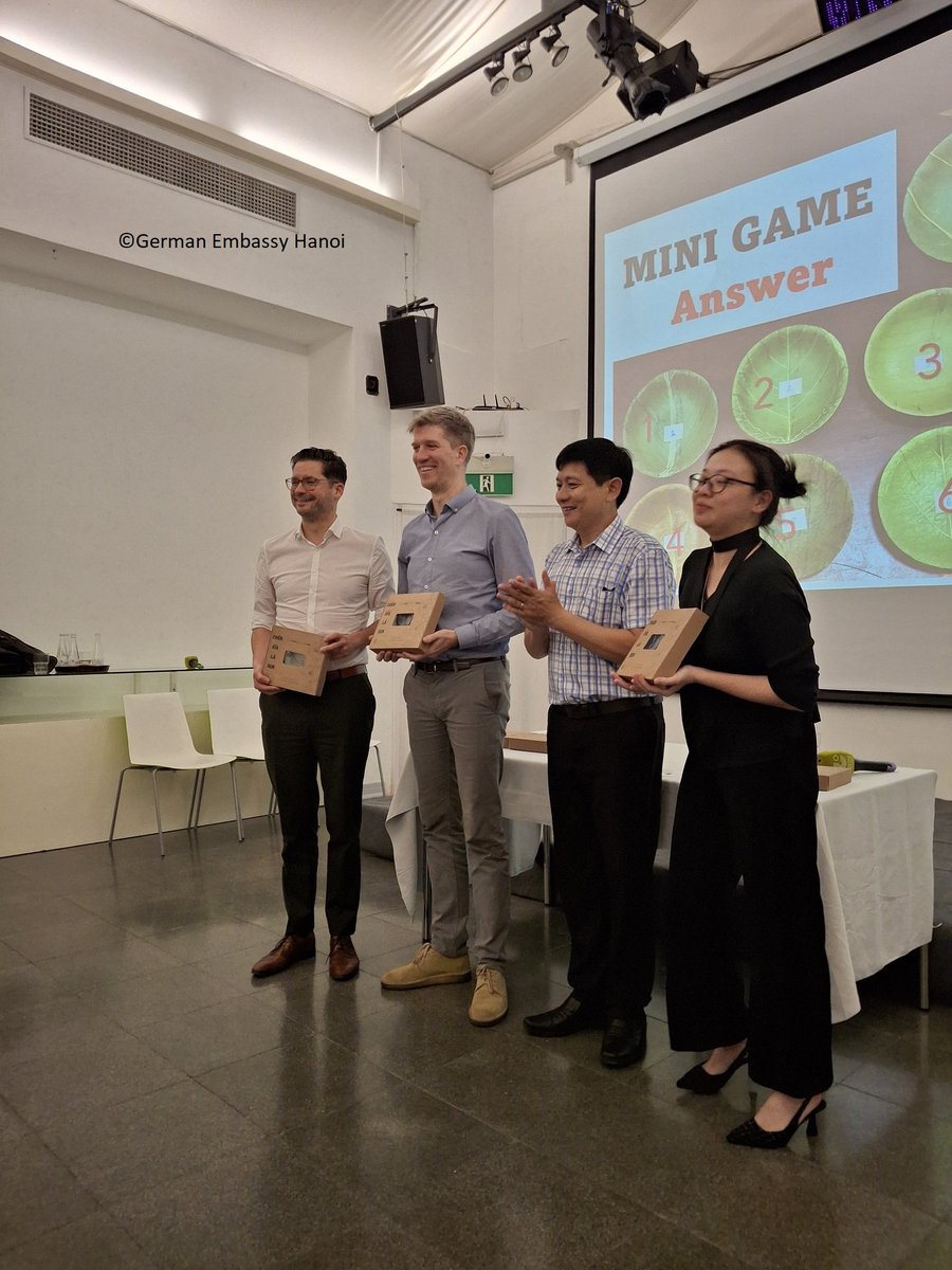 GermanyinHanoi's tweet photo. Last night, the DAAD &amp; Goethe-Institut &amp; German Embassy Hanoi, hosted a 🇩🇪🇻🇳🗣️Alumni Talk on "🇻🇳Vietnam's Green Transition - From Plastic🥤to Leaves🍃”. The event offered valuable insights into 🇻🇳's green transformation &amp; ended with a fun quiz on different plant species. https://t.co/JmDDKfsrjG