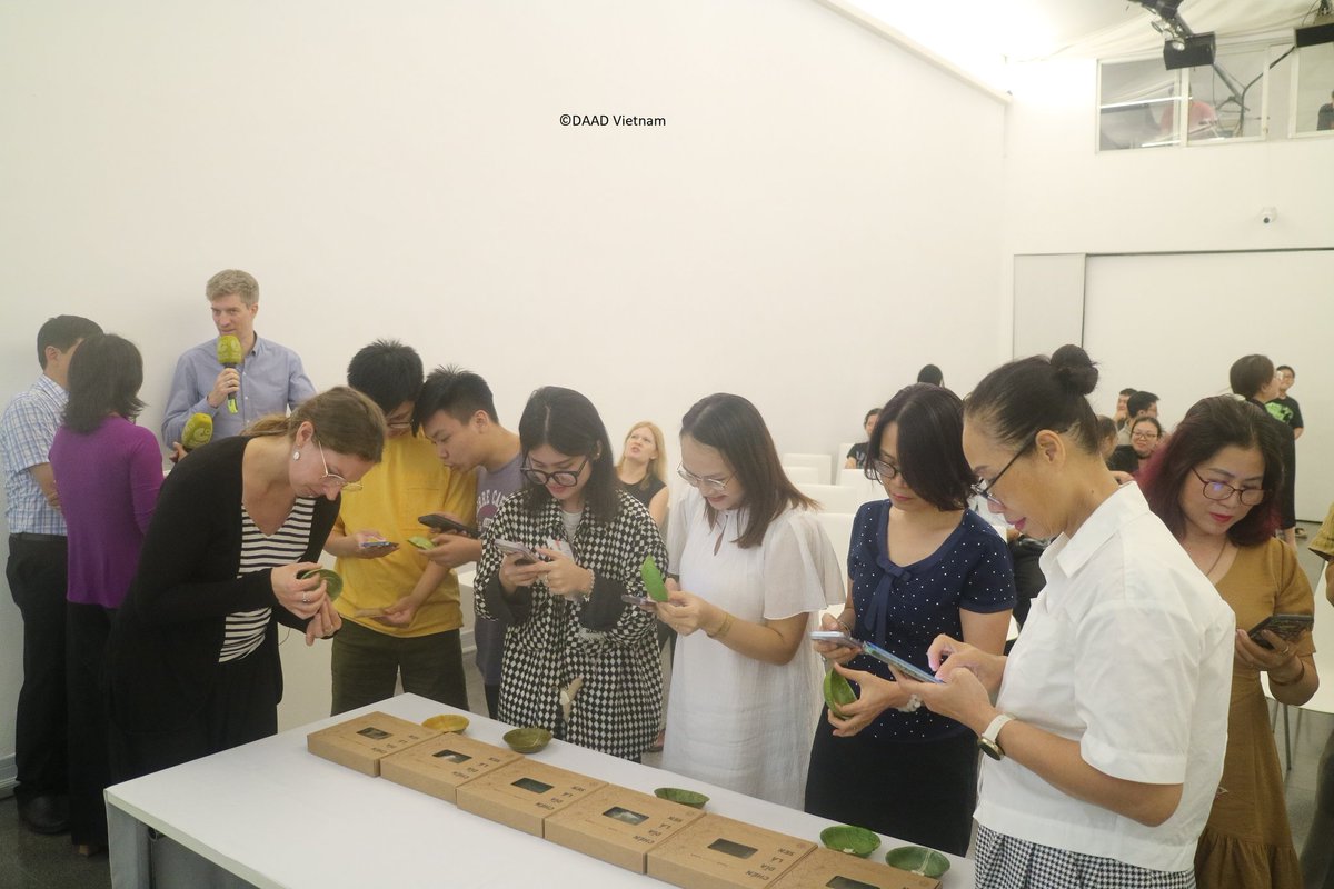 GermanyinHanoi's tweet photo. Last night, the DAAD &amp; Goethe-Institut &amp; German Embassy Hanoi, hosted a 🇩🇪🇻🇳🗣️Alumni Talk on "🇻🇳Vietnam's Green Transition - From Plastic🥤to Leaves🍃”. The event offered valuable insights into 🇻🇳's green transformation &amp; ended with a fun quiz on different plant species. https://t.co/JmDDKfsrjG