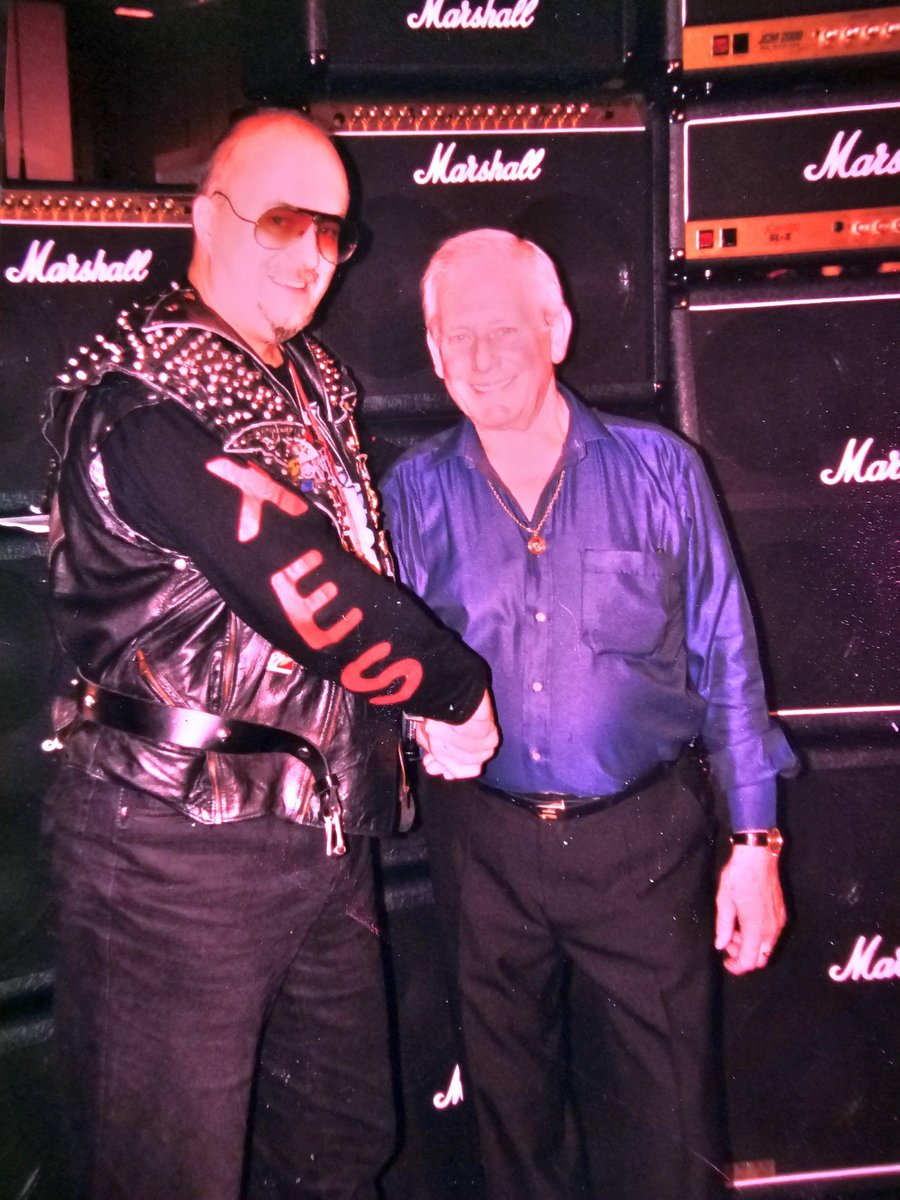 random_solingen's tweet photo. Jim Marshall und ein unvergesslicher Handschlag.
#random #music #band #jimmarshall #marshall #legende #nietenpapst #heavyroll https://t.co/KUzXFfYs8x