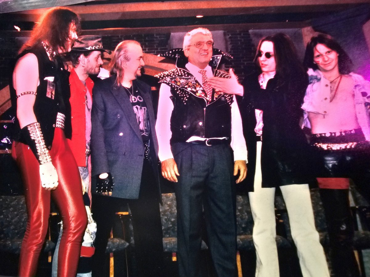 random_solingen's tweet photo. Ein legendärer Moment‼️
Hans Meiser, bekannt aus dem RTL Fernsehen, trägt die legendäre Kutte des Nietenpapstes im Beisein der kompletten Band.
Unvergessliche Momente und jede Menge Spaß🤘🏻🧑🏻🎤
#random #music #band #rtl #hansmeiser #kutte #nietenpapst #heavyroll https://t.co/MZxGH3RohU