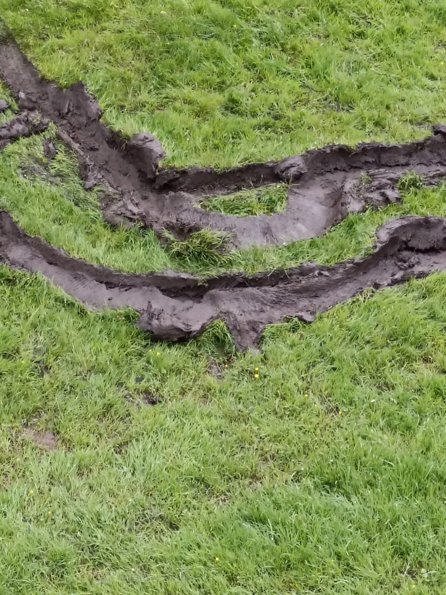 Hoe kan je nou met een zware machine gaan maaien als het grasveld enorm drassig is. We zijn een aantal dagen verder maar niemand gezien van <a href="/werkinjewijkZM/">Bunnik Groep</a> om het te herstellen #prutsers
