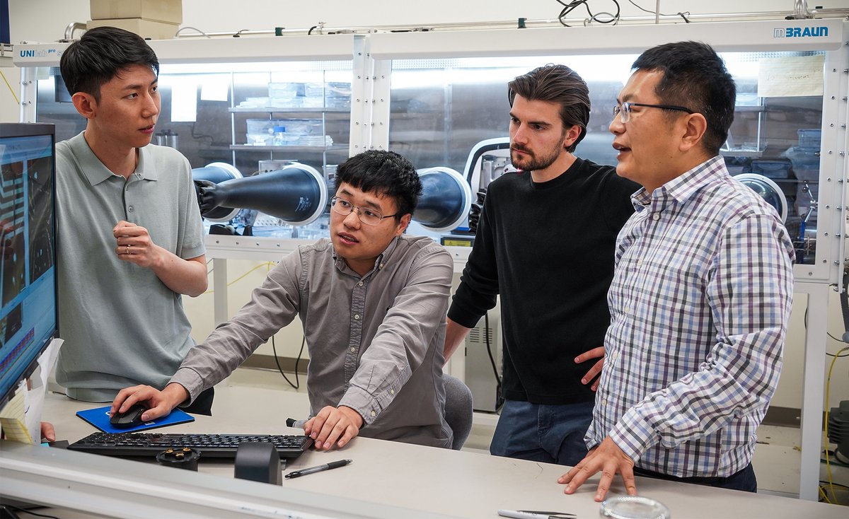 QuantaMagazine's tweet photo. Xiaodong Xu (right) led a team that discovered that in a stack of two atomically-thin, crystalline sheets offset from each other at a slight angle, electrons behave like quasiparticles with fractional amounts of charge, such as -²⁄₃ and -³⁄₅. https://t.co/GCUrcVf4vf https://t.co/s4CartaOlF