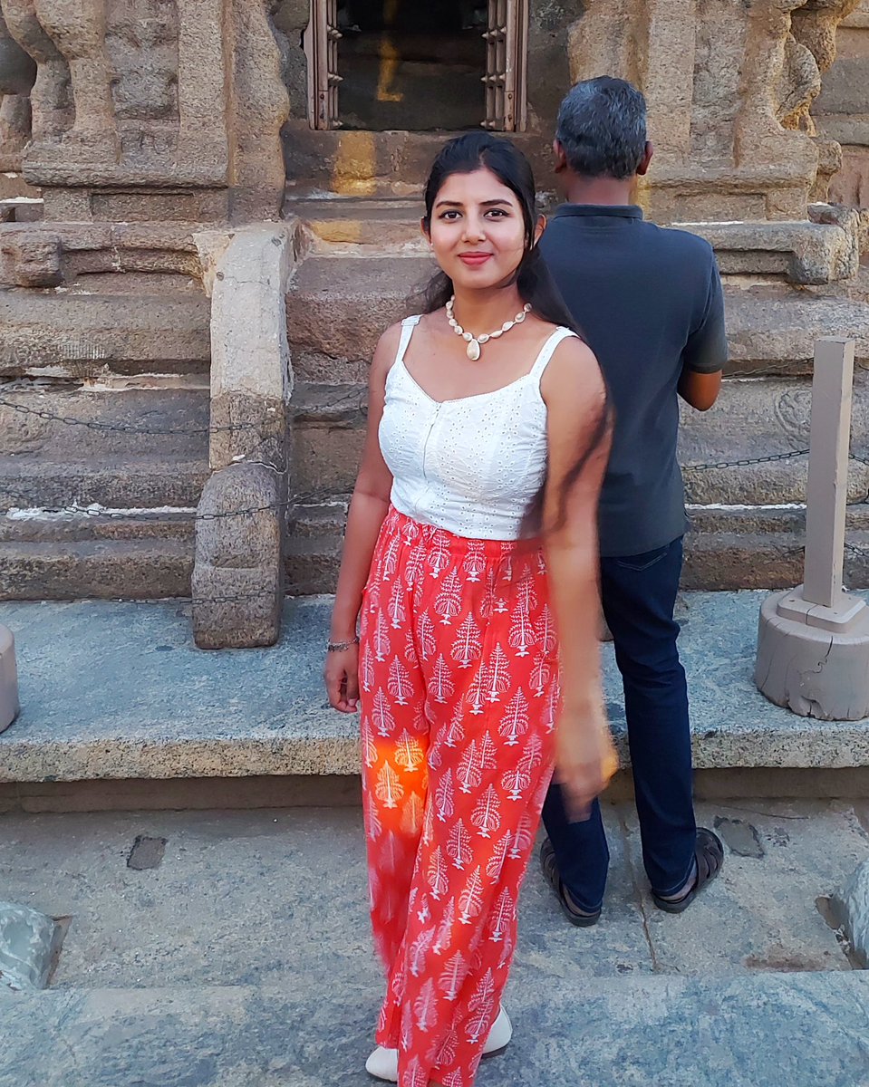 ritubiswasz's tweet photo. In the Shore Temple, we hardly got a second where we were not photobombed! We went there in the evening after 4 p.m. and the crowd was overwhelming. 

I suggest go in the morning, so that you can peacefully stroll around this beautiful masterpiece and take a lot of nice photos! https://t.co/2oiINjL95w