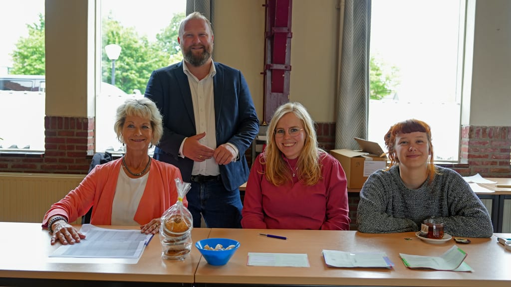 Met wat lekkers van #DeSoeteSuickerbol (Noordscheschut) bezocht ik alle 33 stembureaus. Zo ook de 'Open Deur' in Elim (elim-drenthe.nl).  Mooie kennismaking en respect voor de lange zit van alle leden! @GemHoogeveen