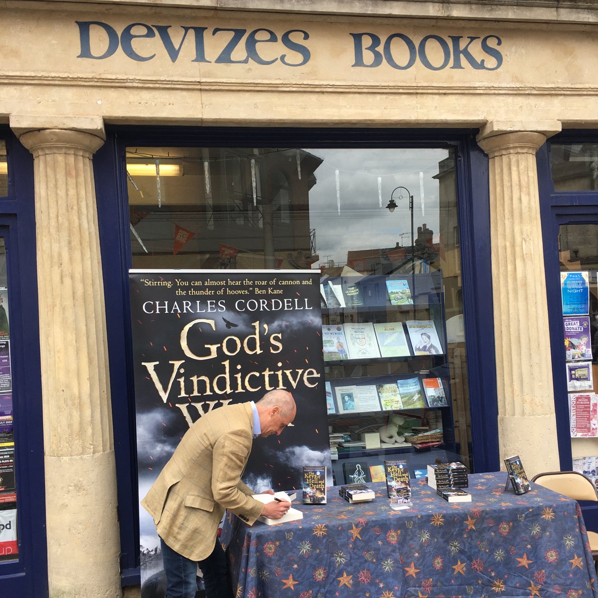 CharlesCordell's tweet image. Thank you #Devizes - great day talking, walking and signing books about the Siege of Devizes and Roundway Down 1643  

#EnglishCivilWar #histfic #CivilWarBattle #WILTSHIRE #BritishHistory #Marlborough #Chippenham #BathUK #RoundwayDown #DividedKingdomBooks