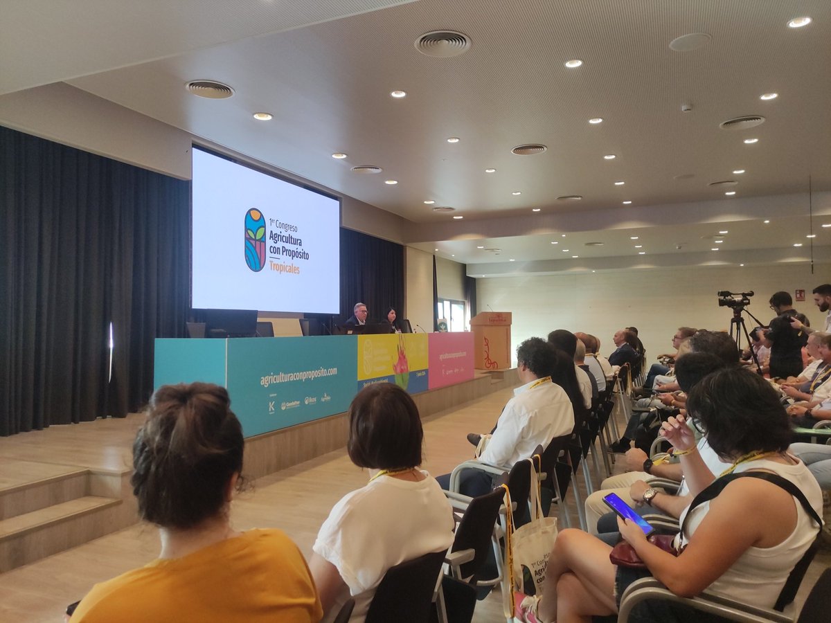 eComercioAgr's tweet photo. Hoy estamos en #Carchuna en la #CostaTropical en la Cooperativa La Palma, en su primer congreso de agricultura con propósito dedicado a #Tropicales

Abre el acto el presidente de la cooperativa Pedro Ruiz...
Con @Cajaruralgr
Y colabora @AgrobioSL
@KOPPERT_ES #Ikos #Guadalfeo https://t.co/Qee0tKZSYX