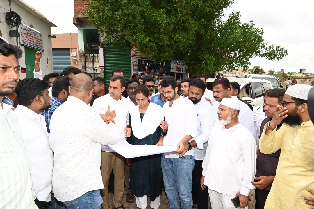 R_Madhavi_Reddy's tweet image. ఎన్నికల హామీలలో భాగంగా నా స్వంత మేనిఫెస్టోలో చెప్పినట్లుగా &apos;లా&apos; కాలేజీ మరియు షామిరియా బ్రిడ్జిల నిర్మాణానికి సంబంధిత  అధికారులతో కలిసి పర్యవేక్షించడం జరిగింది.

#Kadapa #MLAreddeppagarimadhavi #kadapadevelopment