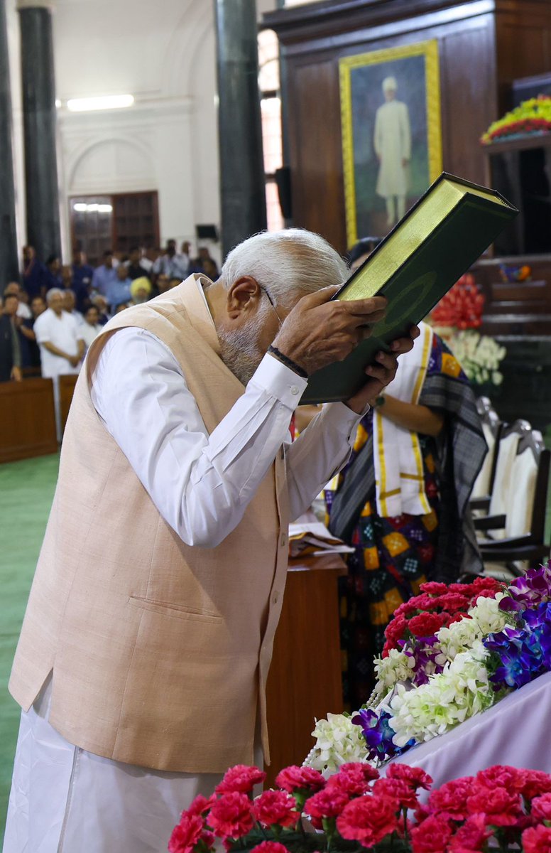 ದೆಹಲಿಯಲ್ಲಿ ಎನ್‌ಡಿಎ ಸಂಸದೀಯ ಸಭೆ, ಸಂವಿಧಾನ ಪುಸ್ತಕಕ್ಕೆ ನಮಿಸಿದ ಮೋದಿ Read More: kannada.asianetnews.com/india-news/pm-… #BJP #NDA #NarendraModi #LokSabhaElectionResults #ResultsWithSuvarnaNews