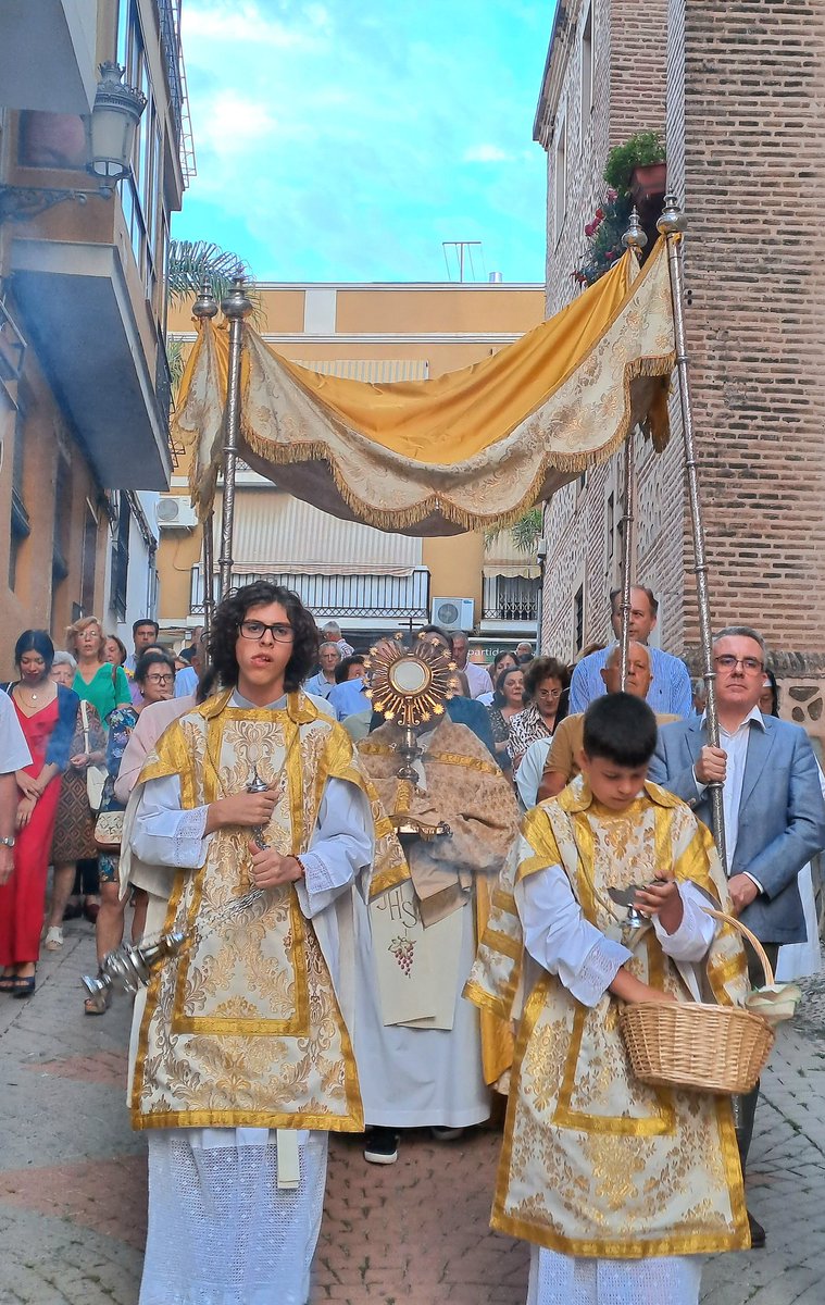 Octava del Corpus:

whatsapp.com/channel/0029Va…