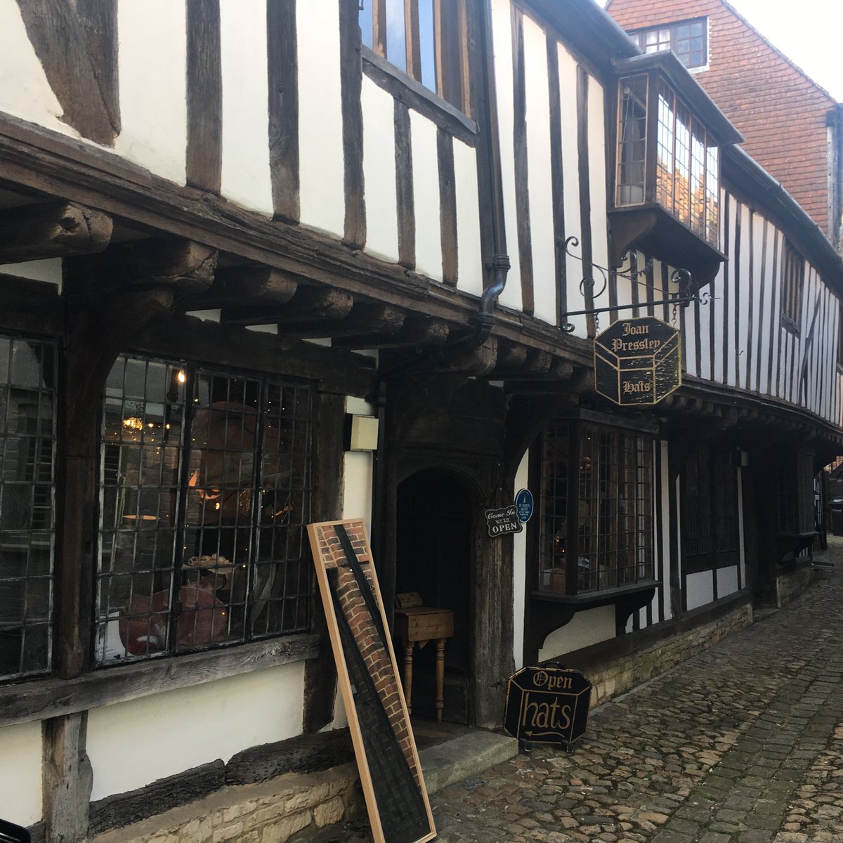 CharlesCordell's tweet image. Thank you #Devizes - great day talking, walking and signing books about the Siege of Devizes and Roundway Down 1643  

#EnglishCivilWar #histfic #CivilWarBattle #WILTSHIRE #BritishHistory #Marlborough #Chippenham #BathUK #RoundwayDown #DividedKingdomBooks