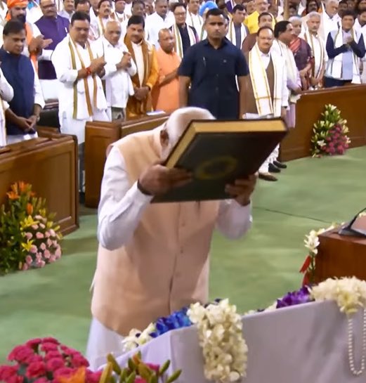 UtkarshDevSing1's tweet image. पुराने संसद भवन में आज NDA संसदीय दल के नेता के रूप में नरेन्द्र मोदी जी का चुनाव हुआ

राजनाथ सिंह के द्वारा प्रस्तावित नाम पर सभी दलों ने अनुमोदन किया व अपना पूर्ण समर्थन प्रदान किया।

#NDAMeeting