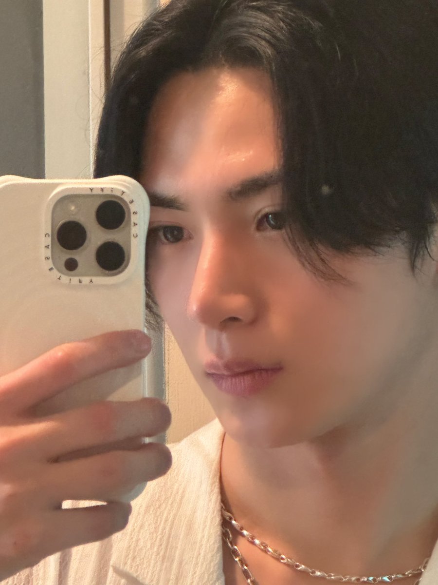 [#OX]

또 쌍꺼풀 생겼네 😂

#OMEGA_X #오메가엑스  
#한겸 #HANGYEOM