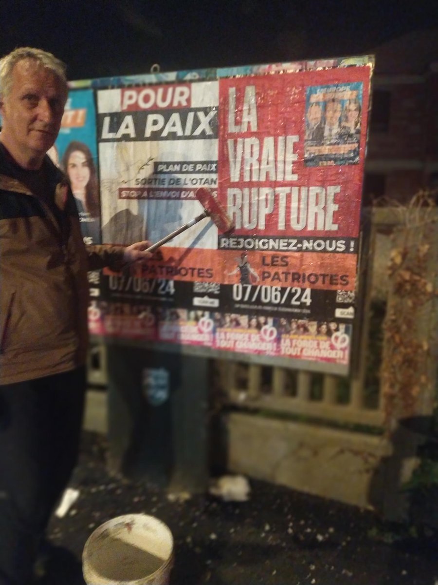 LesPatriotes_91's tweet image. Pendant que certains de nos militants #tractaient &amp;amp; continuent (opérations 10 &amp;amp; 11 de la semaine sur le 91), 7 équipes de 2 à 5 #colleurs (d'affiches) sillonnent le département pour "parler de la #FranceLibre", la #Paix, l'#UE et les #Libertés. Où sont passés "les autres" ?