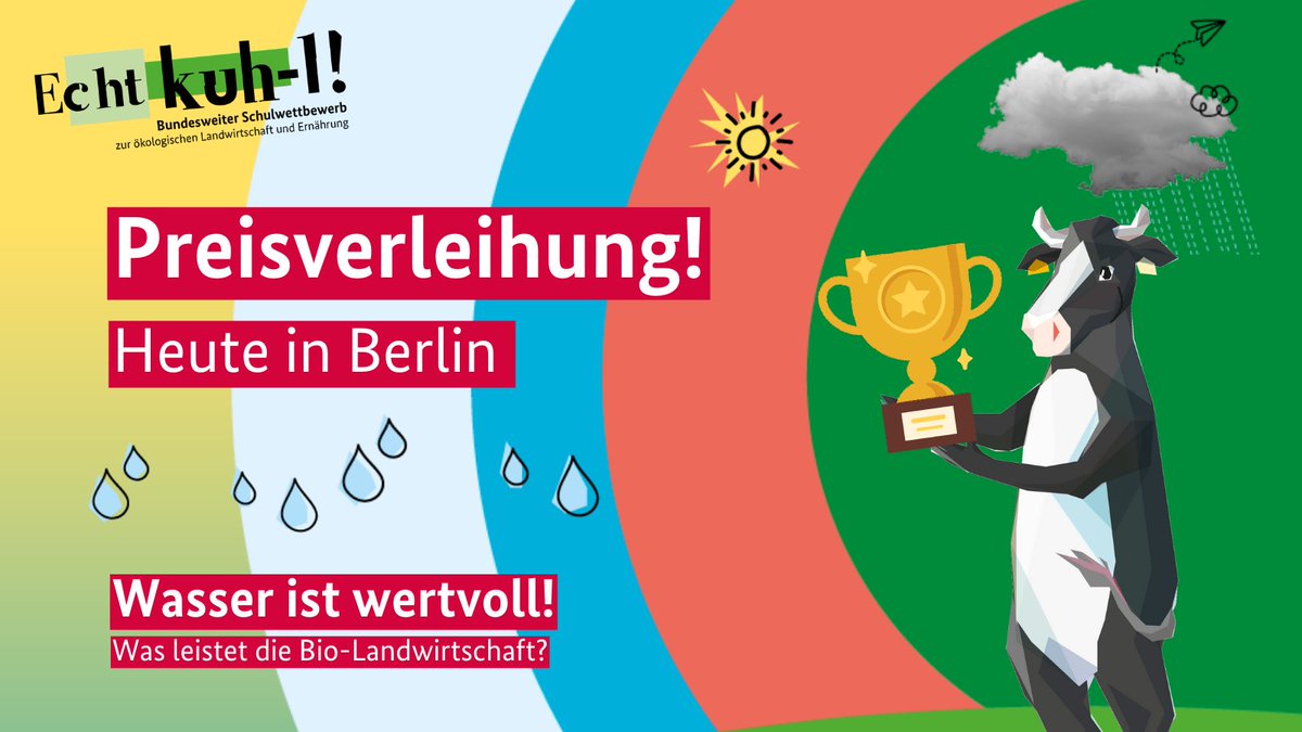 ECHTKUHL's tweet photo. Heute werden alle Erstplatzierten mit einer Preisreise nach Berlin belohnt 👐 Hier kürt sie @cem_oezdemir und überreicht ihnen die Trophäe "Kuh-le Kuh" in Gold 🏆
Folgt uns auf Instagram für exklusive Einblicke zur Preisverleihung 🐮 #EchtKuhl #Bio #Wasser #Schulwettbewerb https://t.co/u5p7KPo5Uq