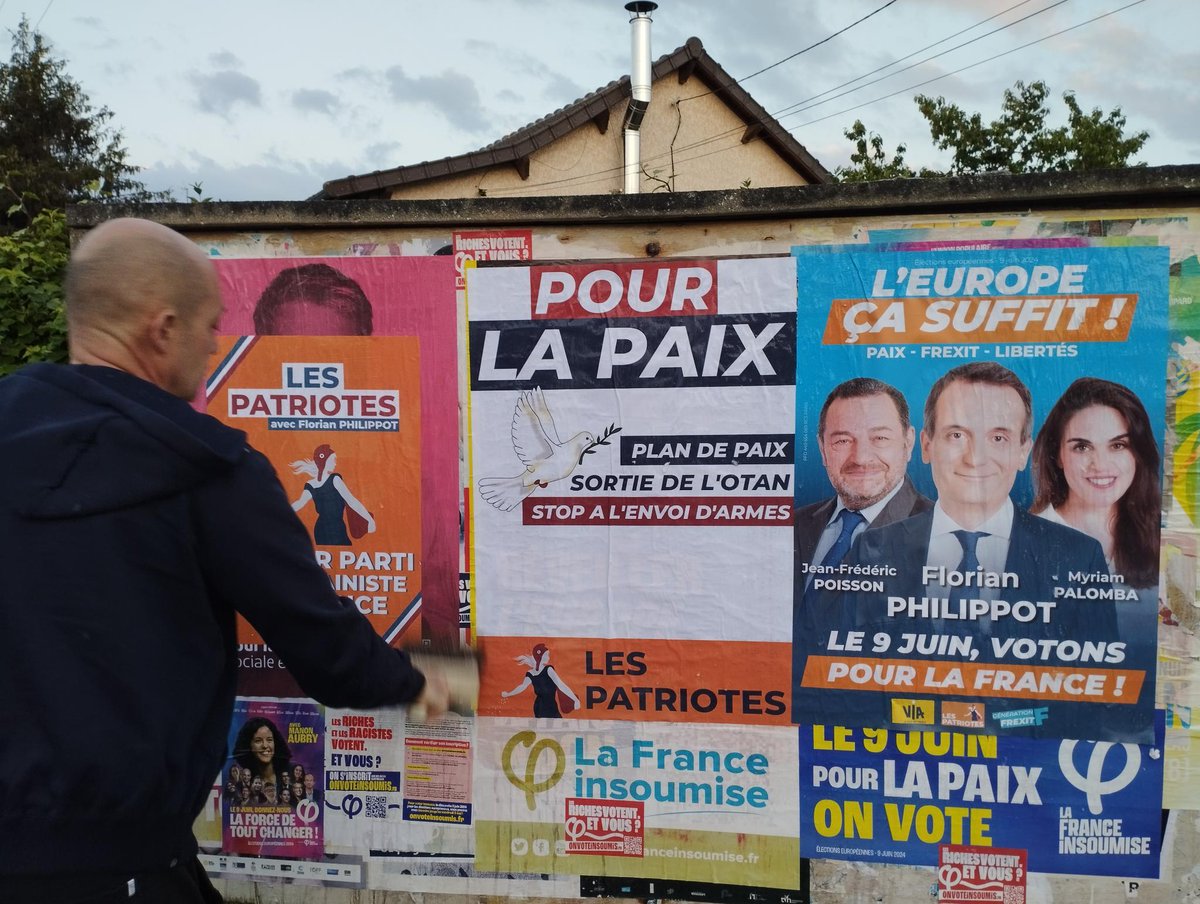 LesPatriotes_91's tweet image. Pendant que certains de nos militants #tractaient &amp;amp; continuent (opérations 10 &amp;amp; 11 de la semaine sur le 91), 7 équipes de 2 à 5 #colleurs (d'affiches) sillonnent le département pour "parler de la #FranceLibre", la #Paix, l'#UE et les #Libertés. Où sont passés "les autres" ?