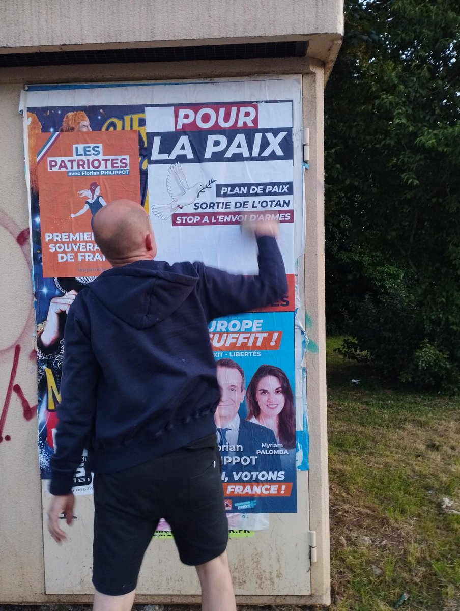 LesPatriotes_91's tweet image. Pendant que certains de nos militants #tractaient &amp;amp; continuent (opérations 10 &amp;amp; 11 de la semaine sur le 91), 7 équipes de 2 à 5 #colleurs (d'affiches) sillonnent le département pour "parler de la #FranceLibre", la #Paix, l'#UE et les #Libertés. Où sont passés "les autres" ?