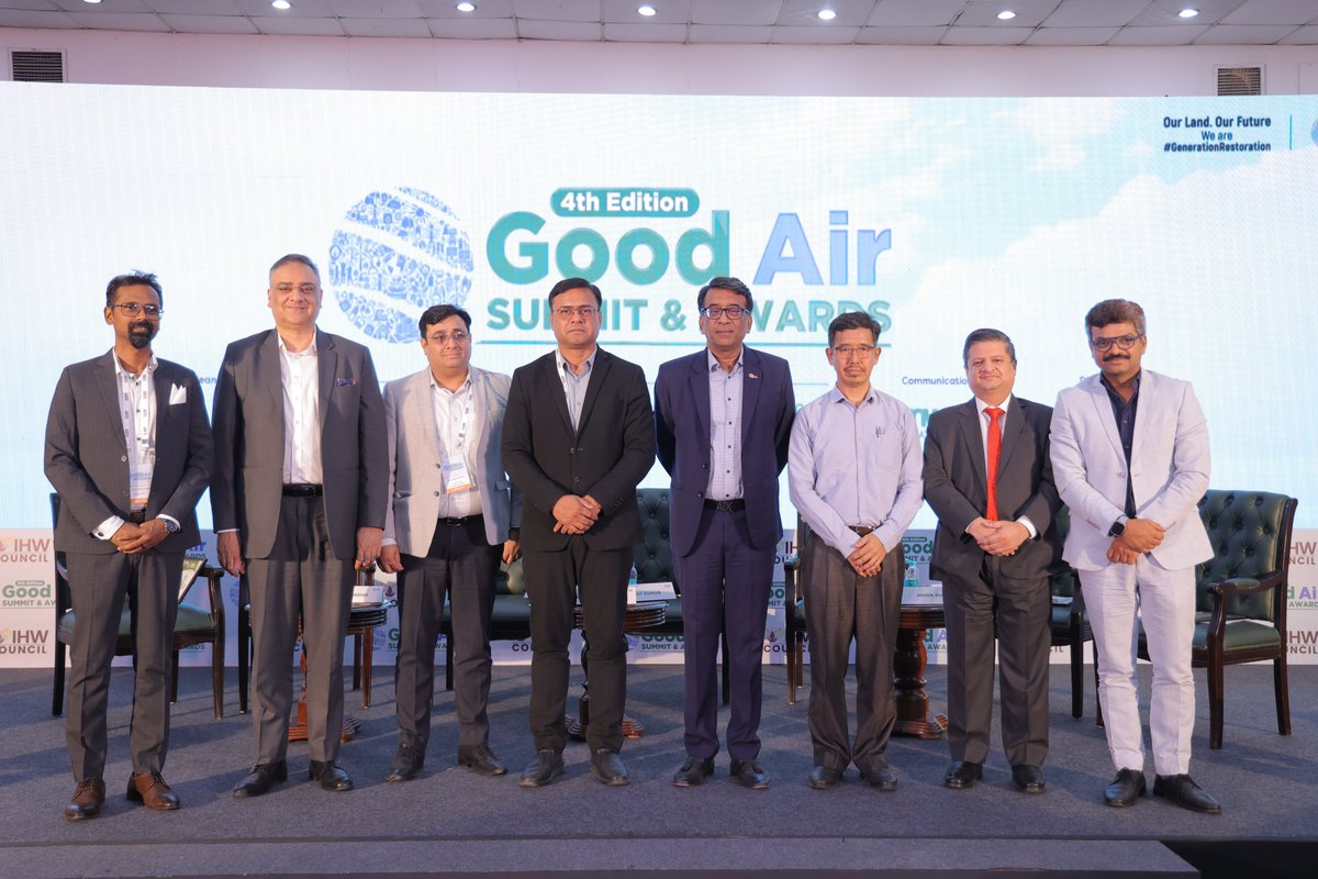 IHWCouncil's tweet photo. @DiptiLavyaSwain The opening session comes to an end. Mr. @KamalOmer, CEO, @IHWCouncil, presents mementos to the esteemed panelists for their wisdom and contributions towards redefining sustainability.

#GoodAIRSummit https://t.co/2WWzOrZjP3