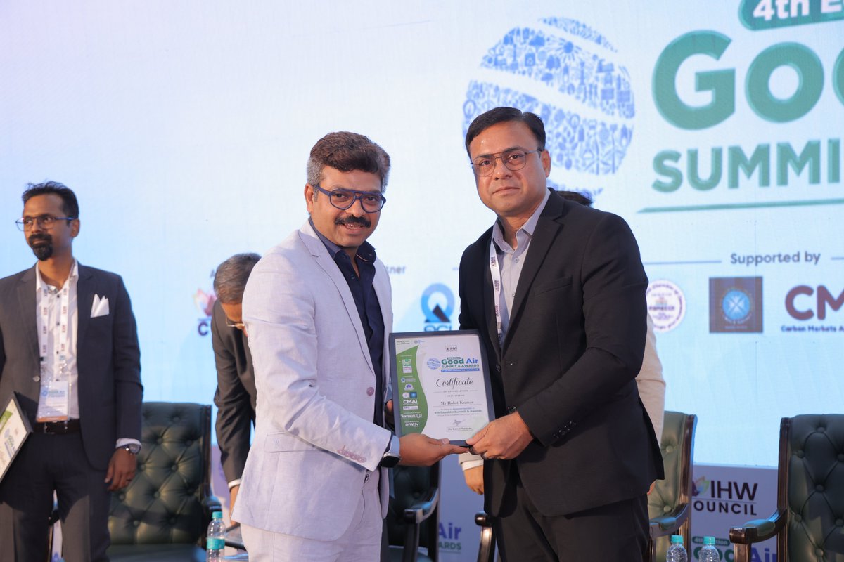 IHWCouncil's tweet photo. @DiptiLavyaSwain The opening session comes to an end. Mr. @KamalOmer, CEO, @IHWCouncil, presents mementos to the esteemed panelists for their wisdom and contributions towards redefining sustainability.

#GoodAIRSummit https://t.co/2WWzOrZjP3