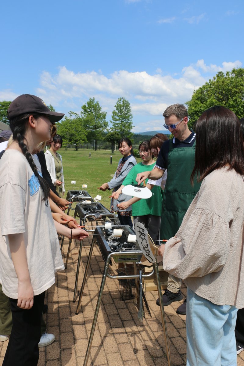 kankyo_U's tweet image. 今日は英語村でBBQイベントがありました🍔🍟🥤

ハンバーガーを楽しんだあとは
焼きマシュマロも!

晴れの日に屋外で食べるのは最高ですね😎

本学の英語村では、今日のように学生たちが英語で楽しめるアクティビティをたくさん行っています😉
What's next!? 次は何かな!? 

#BBQ #アクティビティ