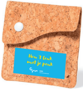 Peukenafval is heel schadelijk voor mens en dier. 👨‍👩‍👧‍👦🙀 Gooi het in de afvalbak. Geen bak in de buurt? Gebruik een draagbare zak-asbak.

Wil je zo’n handige zak-asbak gratis ontvangen? Vraag het aan via de website van de GGD 👉 ggdgv.nl/mijn-gezondhei…