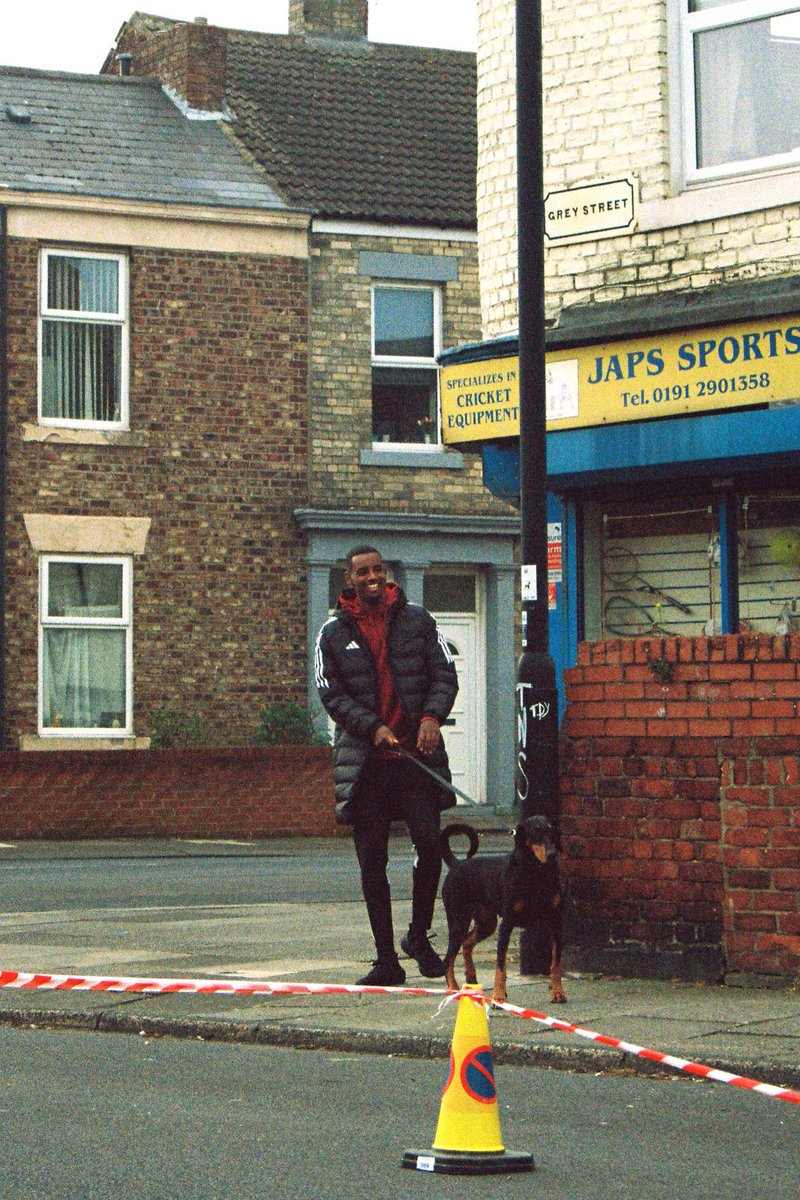adidasUK's tweet photo. on set with @NUFC 🖤🤍
BTS shot on film 🎞

there was only one person for the job: @floodlightson  📸

🧵👇 https://t.co/oib4mgeJbi