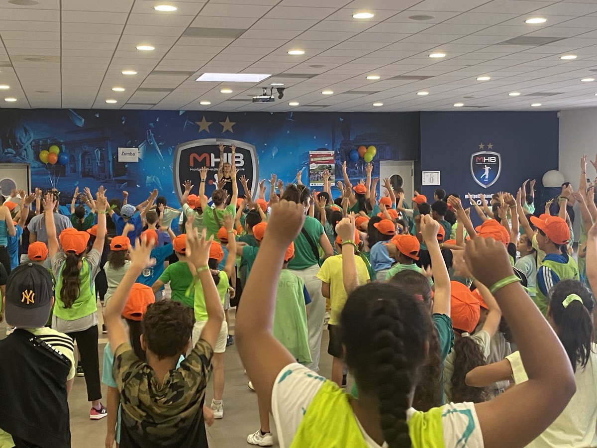ICM_Montpellier's tweet photo. Lancement de la Grande Récompense du Grand Défi Vivez Bougez #GDVB ! 1200 enfants réunis au ⁦@mhbofficiel⁩ pour clôturer un projet de promotion de l’activité physique qui fait bouger 🤾🏃‍♀️
#Prévention
⁦@ARS_OC⁩ ⁦@acmontpellier⁩ #DRAJES ⁦@montpellier_⁩ 
⁦ https://t.co/SDQxFLgm4r