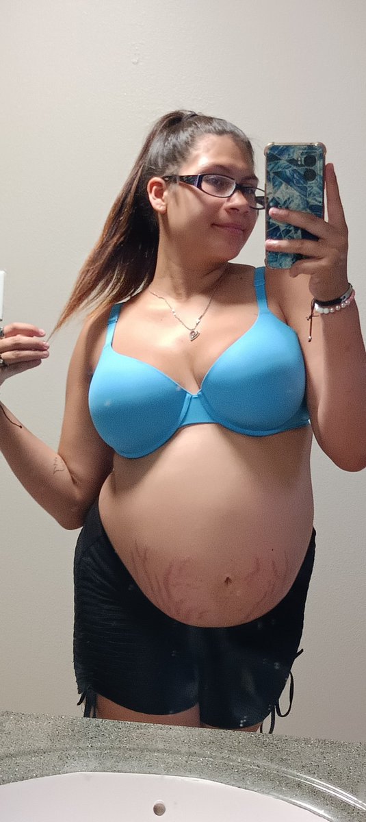 Kazv8922's tweet photo. What would you do if you saw me in the gym like this #gym #sexy #latina #bluebra #workout #polish #19yearsold https://t.co/7288MYcUpZ