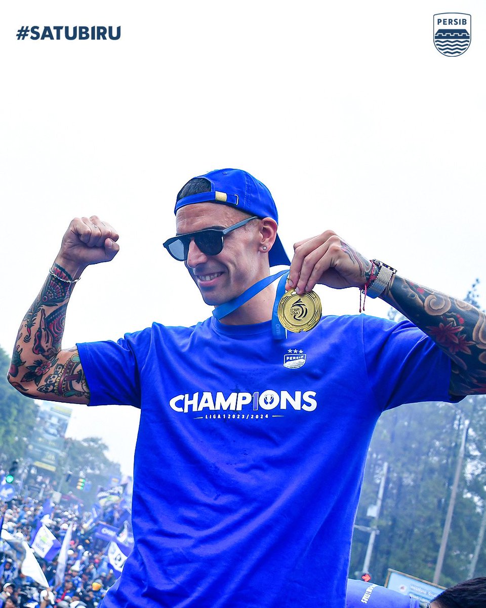 persib's tweet photo. Beltrame dan Alberto sama-sama mencicipi tahun pertama bersama #PERSIB sejak kedatangannya dari benua Eropa. Keduanya langsung mempersembahkan gelar ketiga untuk #PERSIB di Liga 1 2023/2024.
Grazie señor🇮🇹🇪🇸
#WeArePERSIB #SatuBIRU https://t.co/hNyMkBwV3b
