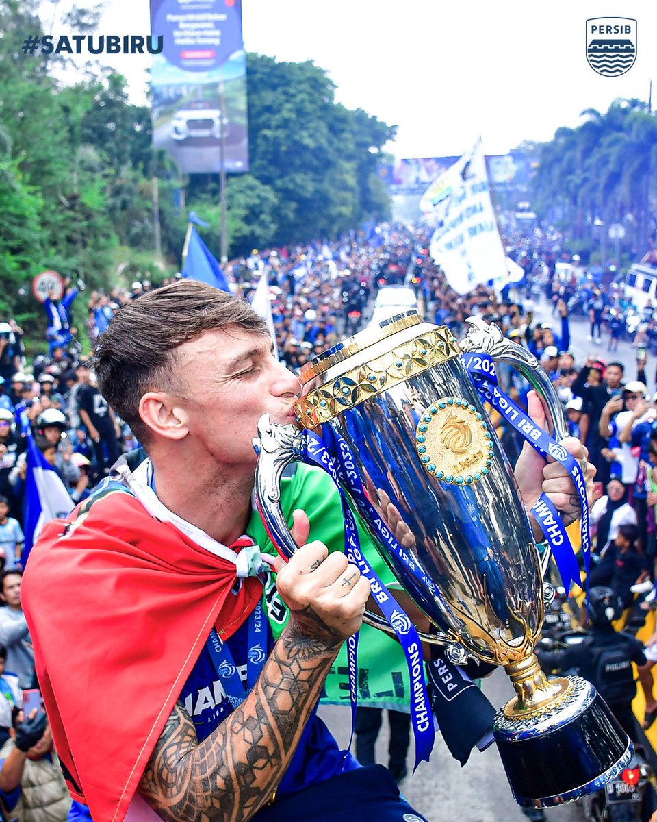 persib's tweet photo. Beltrame dan Alberto sama-sama mencicipi tahun pertama bersama #PERSIB sejak kedatangannya dari benua Eropa. Keduanya langsung mempersembahkan gelar ketiga untuk #PERSIB di Liga 1 2023/2024.
Grazie señor🇮🇹🇪🇸
#WeArePERSIB #SatuBIRU https://t.co/hNyMkBwV3b