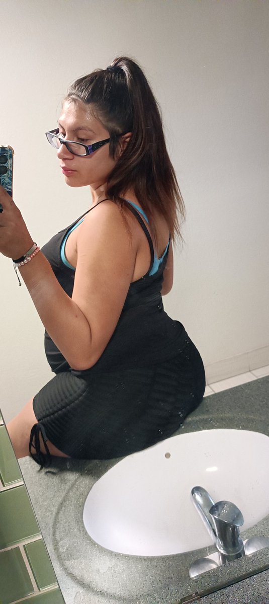 Kazv8922's tweet photo. What would you do if you saw me in the gym like this #gym #sexy #latina #bluebra #workout #polish #19yearsold https://t.co/7288MYcUpZ