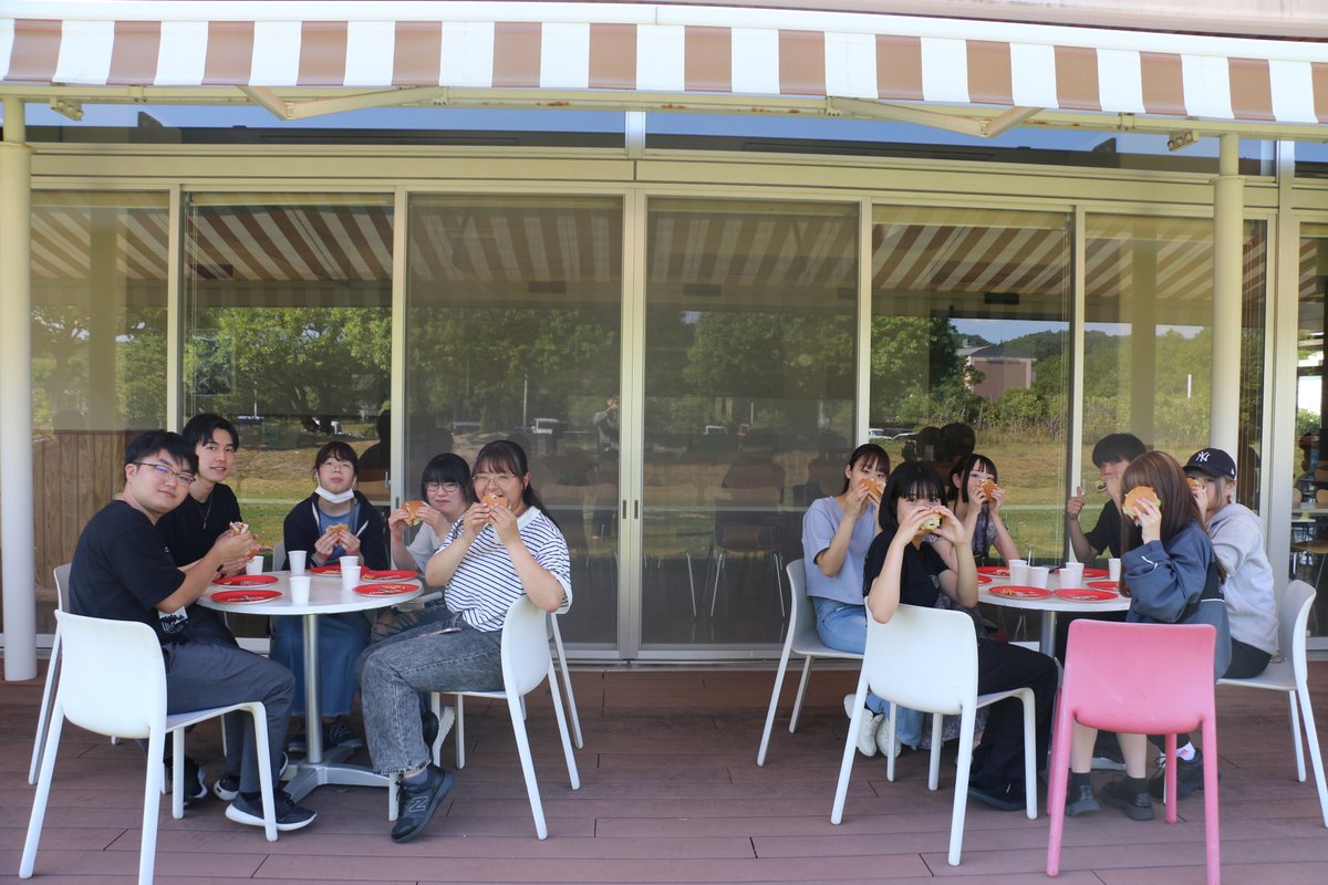 kankyo_U's tweet image. 今日は英語村でBBQイベントがありました🍔🍟🥤

ハンバーガーを楽しんだあとは
焼きマシュマロも!

晴れの日に屋外で食べるのは最高ですね😎

本学の英語村では、今日のように学生たちが英語で楽しめるアクティビティをたくさん行っています😉
What's next!? 次は何かな!? 

#BBQ #アクティビティ