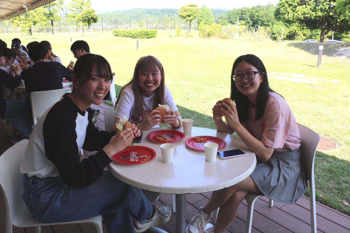 kankyo_U's tweet image. 今日は英語村でBBQイベントがありました🍔🍟🥤

ハンバーガーを楽しんだあとは
焼きマシュマロも!

晴れの日に屋外で食べるのは最高ですね😎

本学の英語村では、今日のように学生たちが英語で楽しめるアクティビティをたくさん行っています😉
What's next!? 次は何かな!? 

#BBQ #アクティビティ