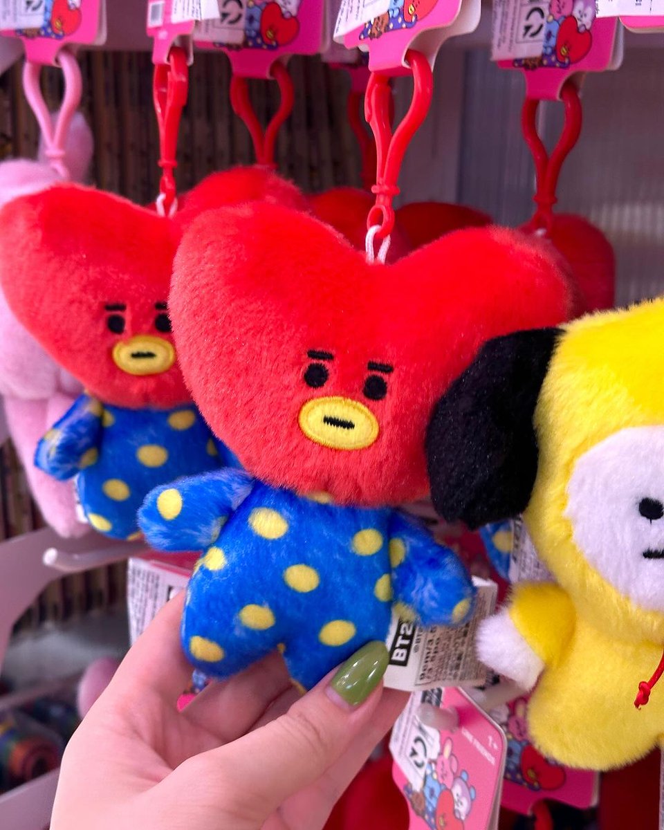 oninozone's tweet photo. Kakak sama adek gw pengen beli gantungan boneka BT21 MINISO INDO. Ada yang sama ngincer ginian di #MINISOINDO? https://t.co/BvQAWBMY2L
