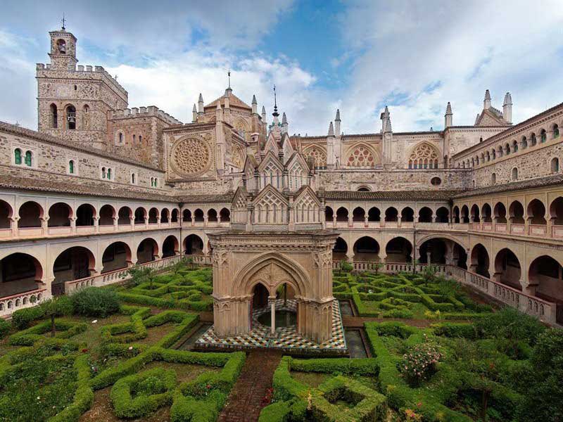 Claustro del Real Monasterio de Santa María de Guadalupe, Cáceres, España.