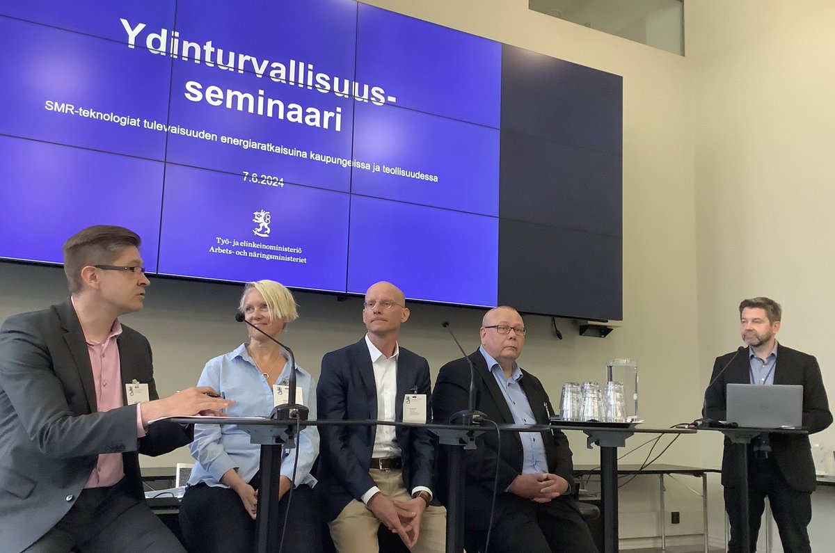 Ydinturvallisuusseminaari YM:ssä. Todelliset SMR-käyttäjäkandidaatit Timo Aaltonen (HELEN), Kristiina Tiilas (Outokumpu), Jukka Joronen (Tampereen Energia), Esa Lindholm (Kuopion Energia) ja juontaja Matti Hirvola (TEM) keskustelussa. Lämmön tuotanto on SMR-tekniikan mahdollisuus