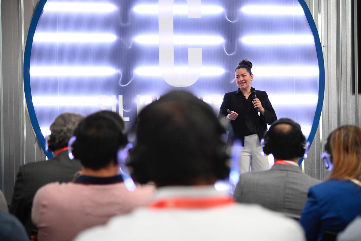 SILBarcelona's tweet photo. Seguimos con otra sesión del #SILKnowledge. 💯
Escuchamos ahora a Mike Cuignet (#Tennders), Julie Guedon (#Sinay), Jorge Parada (@Cargoffer), @miguelsirvent (#TrueCold) y @emaldonadu (#JotaVirtual) entre muchos otros profesionales, reflexionar sobre #Innovacionesdisruptivas. 🙌 https://t.co/YpxSkZcx4R