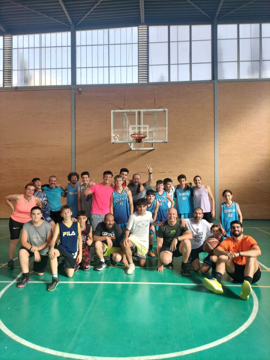 CBQalat's tweet photo. Partidos entre Familiares-Jugadores/as en la tarde ayer. @quinogf organizó una increíble jornada junto a sus pupilos/as y familiares. #goqalat💪🏻💙🏀 https://t.co/t19GN7MM2w