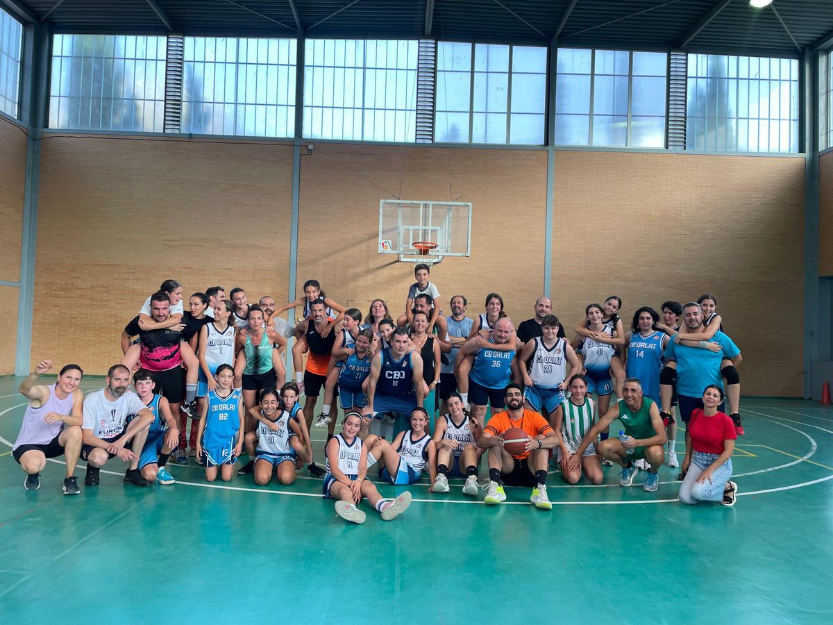 CBQalat's tweet photo. Partidos entre Familiares-Jugadores/as en la tarde ayer. @quinogf organizó una increíble jornada junto a sus pupilos/as y familiares. #goqalat💪🏻💙🏀 https://t.co/t19GN7MM2w