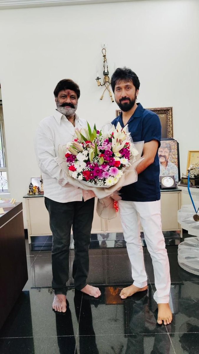 baraju_SuperHit's tweet photo. Top Directors @AnilRavipudi @dirbobby Met & Congratulated #NandaMuriBalakrishna Garu On Hattrick Victory In Hindupur & On Victorious #ApElection2024 @JaiTDP https://t.co/Pw0SNB7ivz