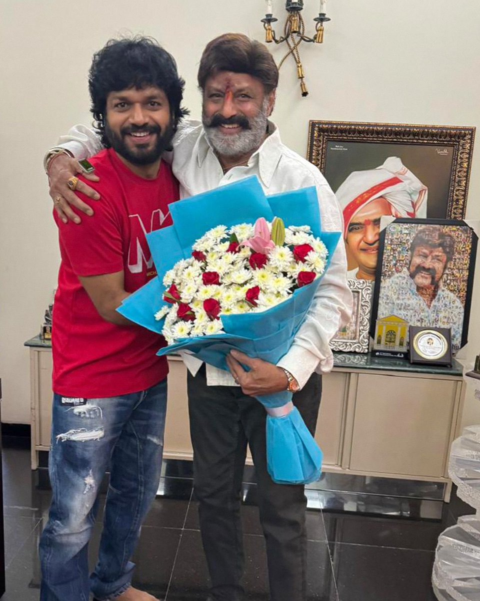 baraju_SuperHit's tweet photo. Top Directors @AnilRavipudi @dirbobby Met & Congratulated #NandaMuriBalakrishna Garu On Hattrick Victory In Hindupur & On Victorious #ApElection2024 @JaiTDP https://t.co/Pw0SNB7ivz