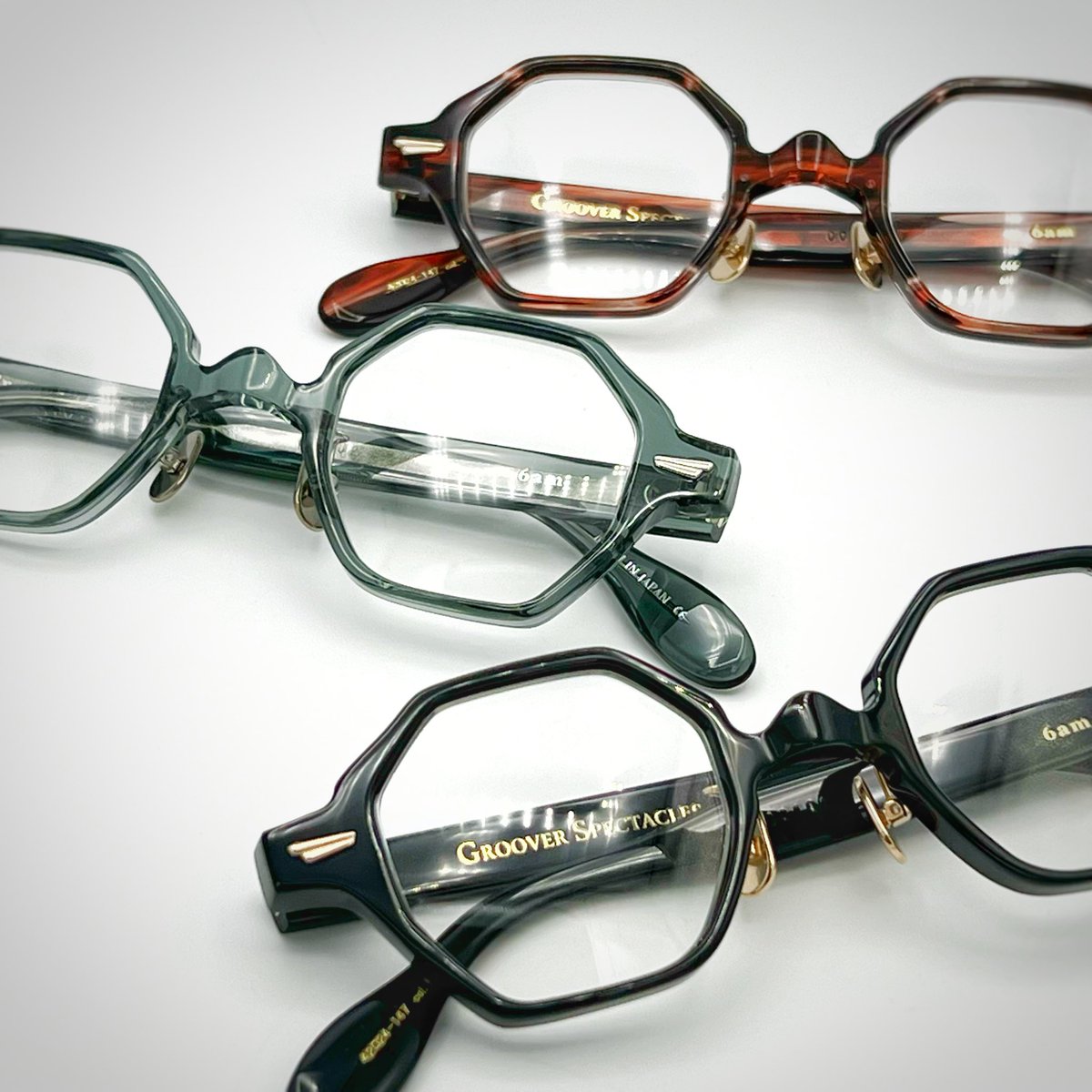 eaudevie_osaka's tweet photo. 八角形のレンズシェイプと #GROOVERSPECTACLES の特徴と言えるロケット型のブリッジデザインが目を引きます✨
目尻上部のカッティングが曲線を描いており、マシンには表現できない熟練の職人技が見れます!
似合う人を選ぶかもですが、まだ知らない自分を発見できるかもよ😎 https://t.co/3SnwFKue6a