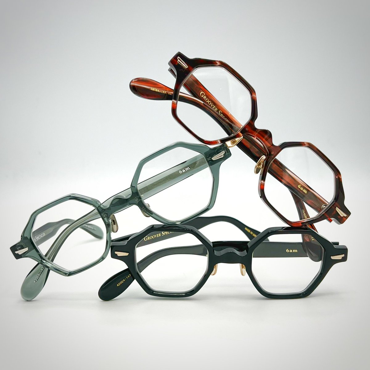 eaudevie_osaka's tweet photo. 八角形のレンズシェイプと #GROOVERSPECTACLES の特徴と言えるロケット型のブリッジデザインが目を引きます✨
目尻上部のカッティングが曲線を描いており、マシンには表現できない熟練の職人技が見れます!
似合う人を選ぶかもですが、まだ知らない自分を発見できるかもよ😎 https://t.co/3SnwFKue6a