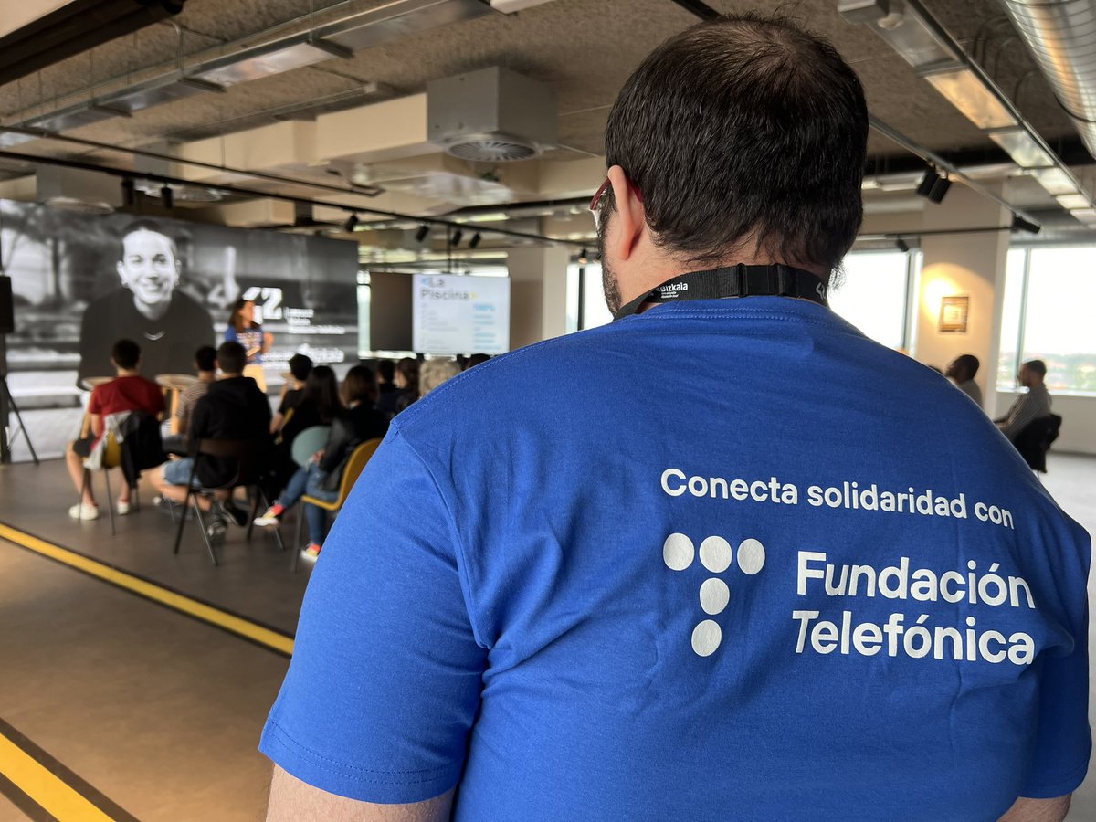 42UrdulizFTef's tweet photo. Comenzamos la celebración del #DIVT en #42urdulizftef formando en #IA a colectivos de @LaSalleBilbao y @CruzRojaBizkaia 🚀 @fundacionTef @Telefonica https://t.co/9vxeak83Pj