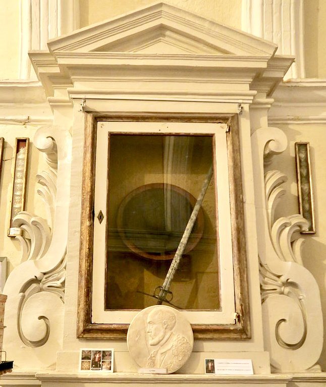 davidaflo's tweet image. #Fun #Maltese #History #Fact 75 French Grand Master de Valette led the #Malta victory in the Great Siege of 1565. He prayed in a chapel in #Vittoriosa between skirmishes and later left his hat & sword in thanksgiving. His name remains tied to Malta’s capital #Valletta.